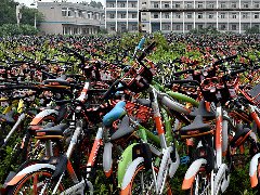 合肥暫扣萬輛共享單車，堆積如山引發密集恐懼