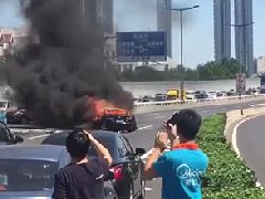 恐怖現場：6次變道連撞4車，天津馬自達一懟四