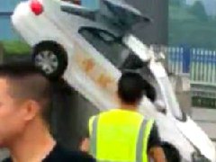油門當剎車，駕考女學員飛越考場！